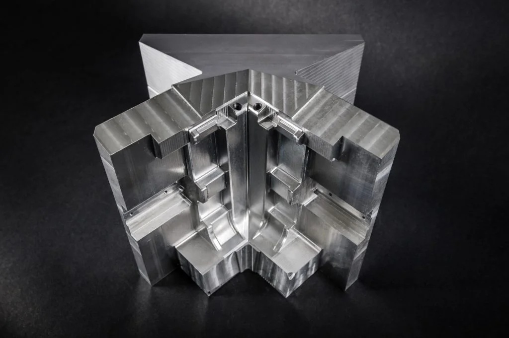 Piesă metalică complexă prelucrată.